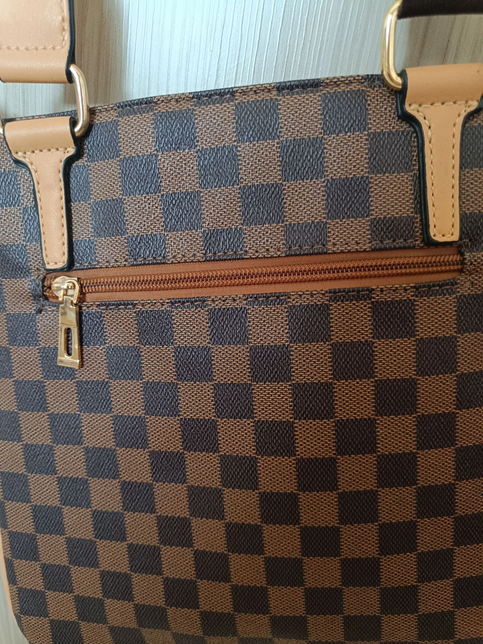 Bolso bandolera plana estampado cuadros tonos marrón y beige – photo 4